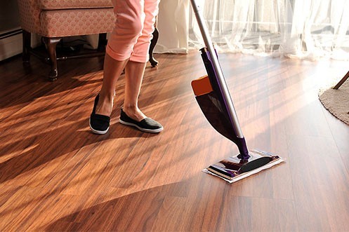 Cleaning laminate flooring using vacuum cleaner | Buckway Flooring